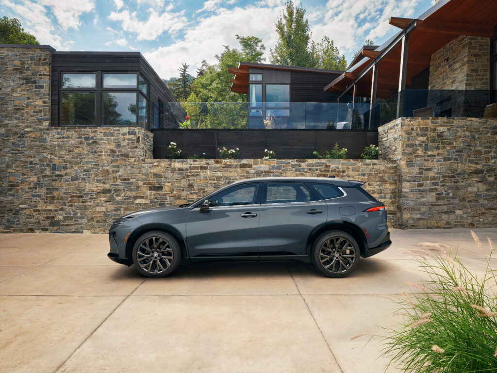 "이정도면 반칙이지!" 싼타페 위협하는 신형 수입차에 소비자들 줄 서는 이유 3 토요타 시그니아