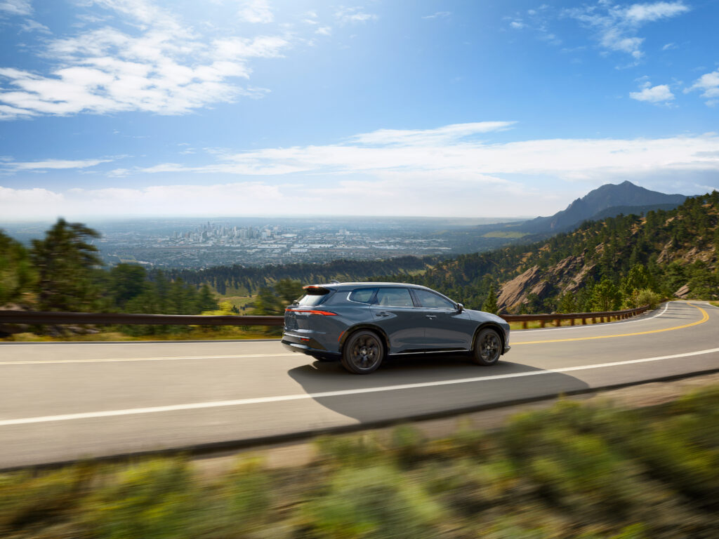 "이정도면 반칙이지!" 싼타페 위협하는 신형 수입차에 소비자들 줄 서는 이유 7 토요타 시그니아