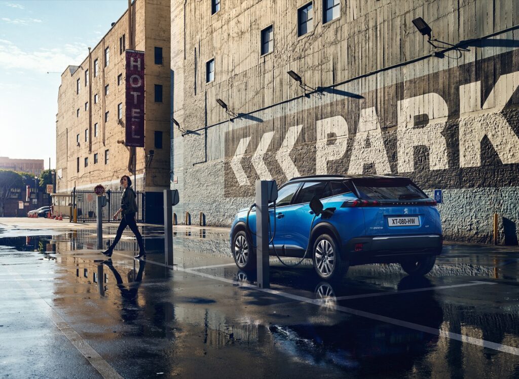 "가격 수준 이거 실화?" 얼굴 뜯어고친 푸조 e208, 디자인도 미쳤다 3 푸조 e208