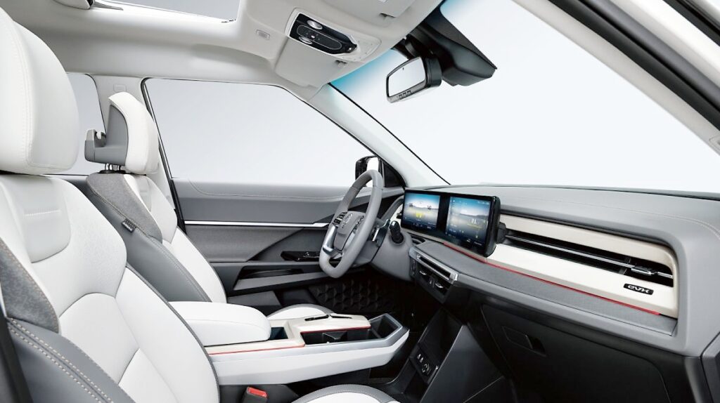 토레스 EVX 밴 실내