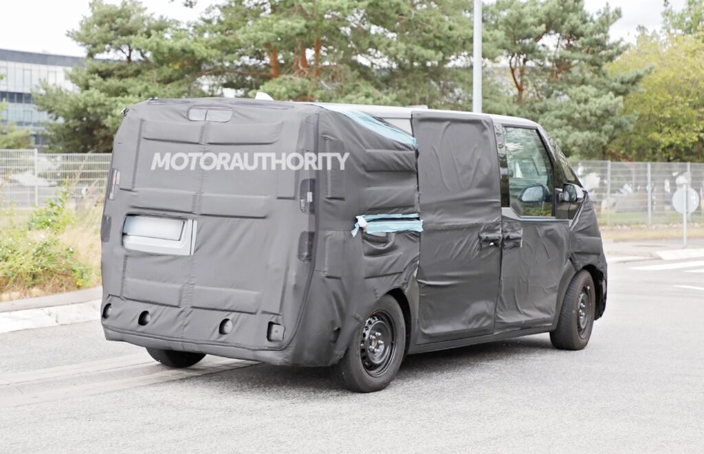 "카니발·스타리아 큰일" 미니밴 뒤흔들 신차 등장, 갑자기 어디서 이런 자동차가.. 3 기아 PV5 스파이샷 포착