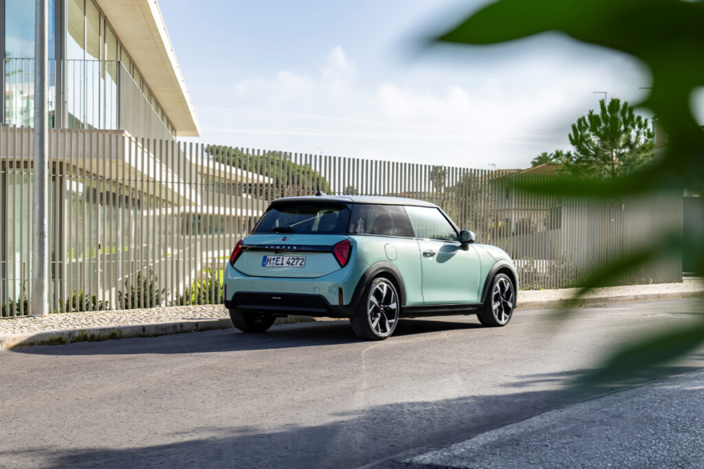 "두 눈을 비볐어요" 미니쿠퍼 신형, 가격표 공개에 '맙소사' 5 미니 (5)