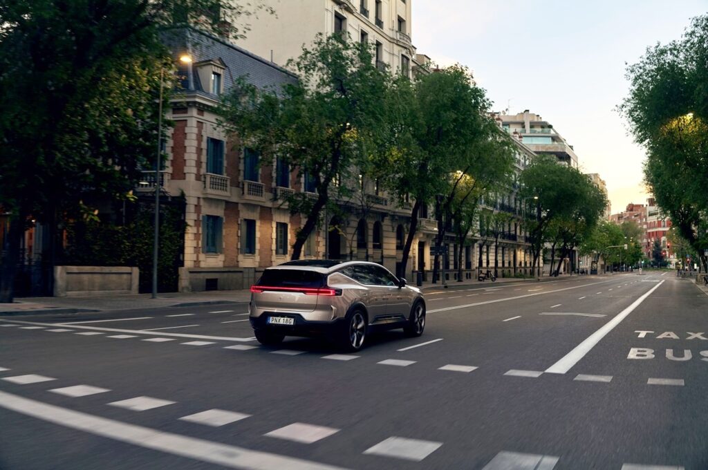 압도적 디자인으로 서열정리 나선 프리미엄 전기차 "그런데 가격이?.." 4 폴스타 3 롱레인지 싱글모터 가격