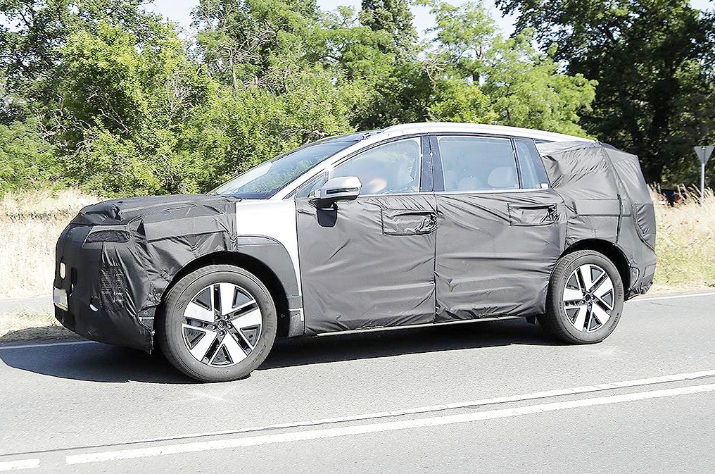 "이게 벌써 나온다고?".. 신형 아이오닉 SUV 등장에 대체 무슨 차냐 '난리' 4 현대차 아이오닉 9 스파이샷 포착