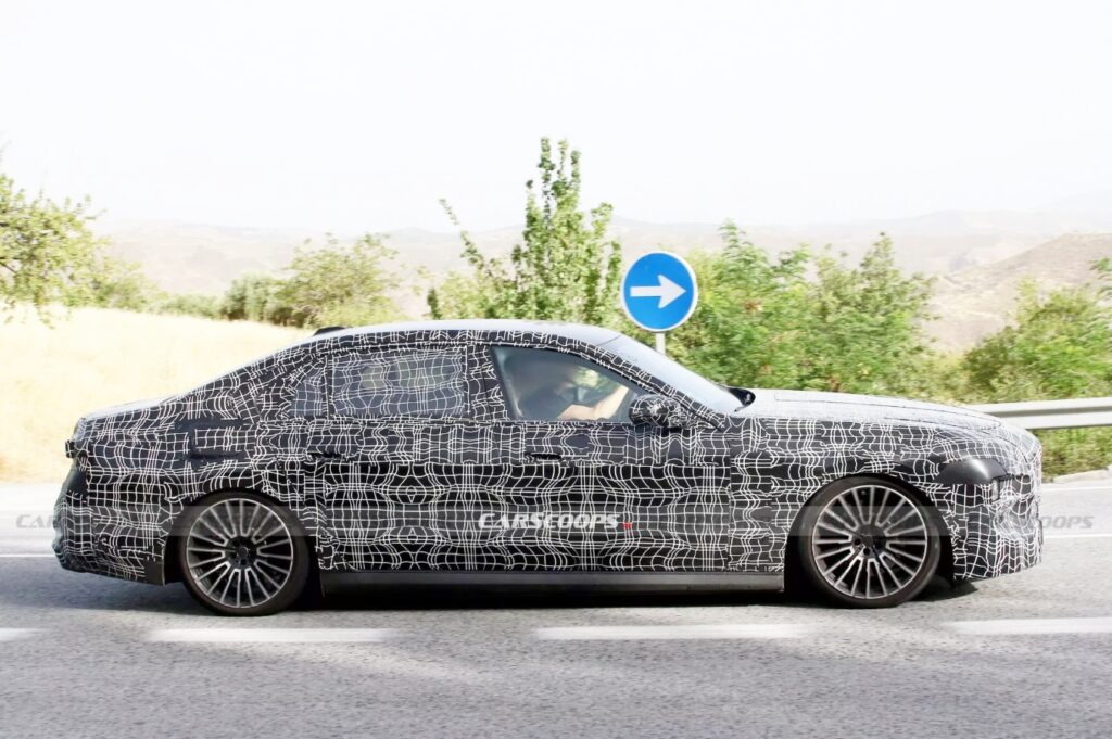 BMW 7시리즈 페이스리프트 스파이샷 포착