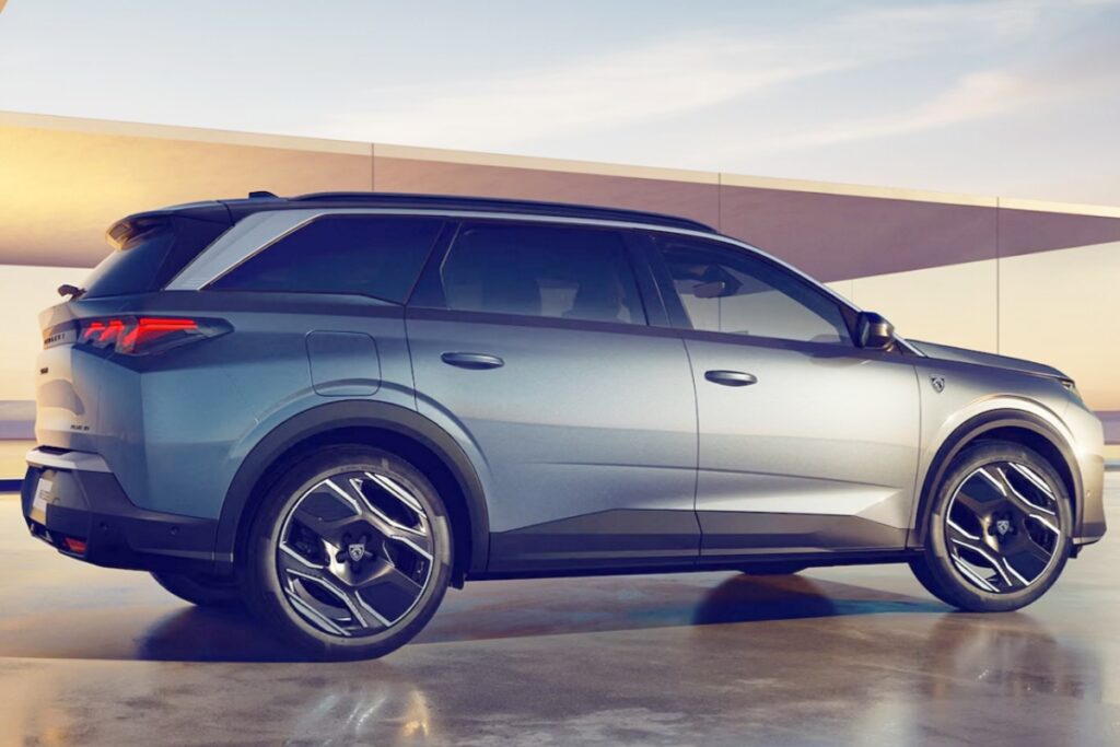 "이 정도인 줄 꿈에 몰랐다".. 쏘렌토 위협하는 신형 하이브리드 자동차 등장에 '발칵' 1 푸조 뉴 5008 하이브리드 출시