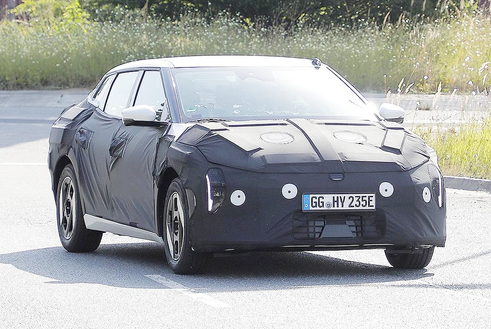 기아 EV4 스파이샷 포착