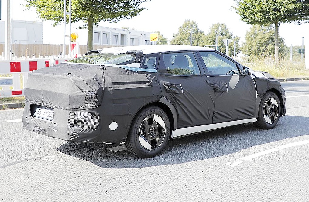 기아 EV4 스파이샷 포착