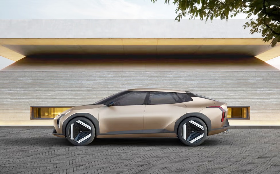 경쟁사 압도해.. 기아 의문의 신차 등장, 정체에 '깜짝' 4 기아 EV4 가격 4만 달러 이하