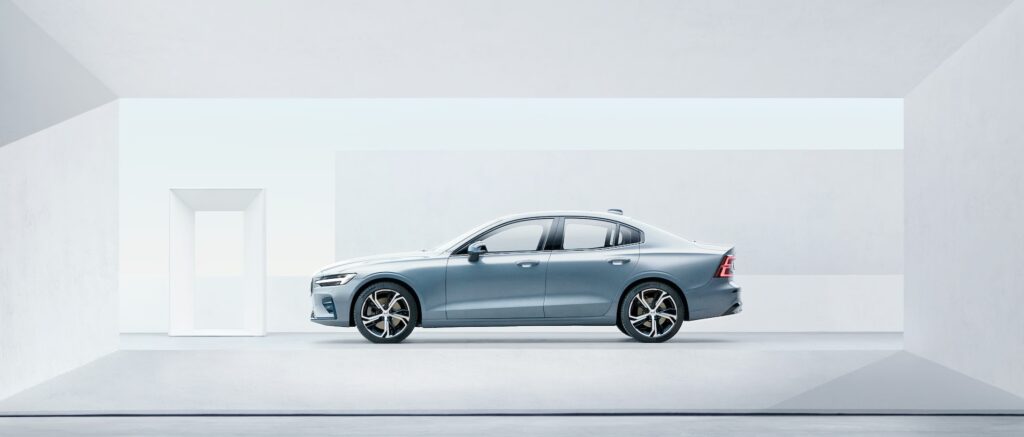 "테슬라·BMW 등골 오싹"..신차 출시 예고에 '깜짝' 2 볼보 S60 단종