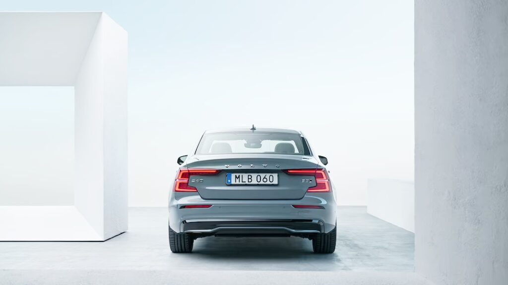 "테슬라·BMW 등골 오싹"..신차 출시 예고에 '깜짝' 4 볼보 S60 단종