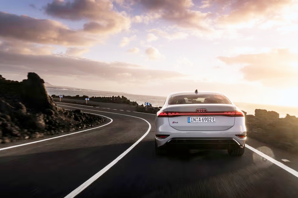 "3년 기다렸더니 디자인 예술이네"… 테슬라·BMW 긴장시킨 중형 세단 전기차 4 아우디 A6 e-트론 출시