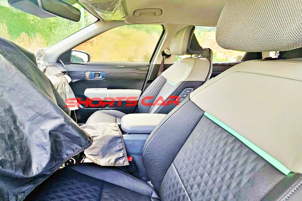 기아 EV4 실내 스파이샷 공개