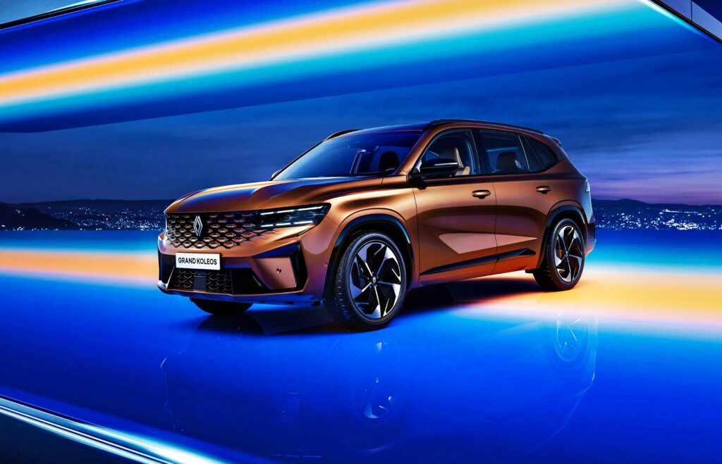 "그랜저도 K8도 아니다"..이 달의 차는 폴스타 4 4 르노 그랑 콜레오스 8월의 차