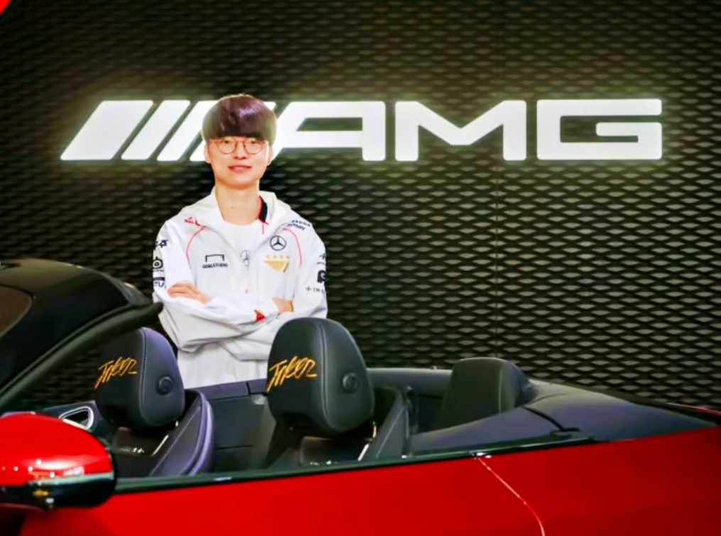 "전 세계 단 한 대인데" 강남에서 발견된 '이 차' 3 이상혁 선수 맞춤 메르세데스-AMG SL 63 4MATIC+ 전달