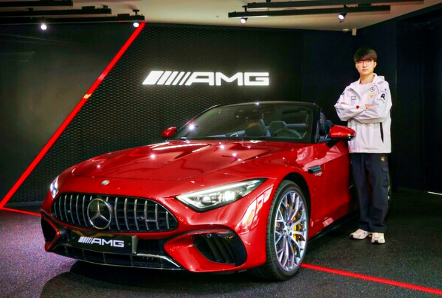 "전 세계 단 한 대인데" 강남에서 발견된 '이 차' 5 이상혁 선수 맞춤 메르세데스-AMG SL 63 4MATIC+ 전달