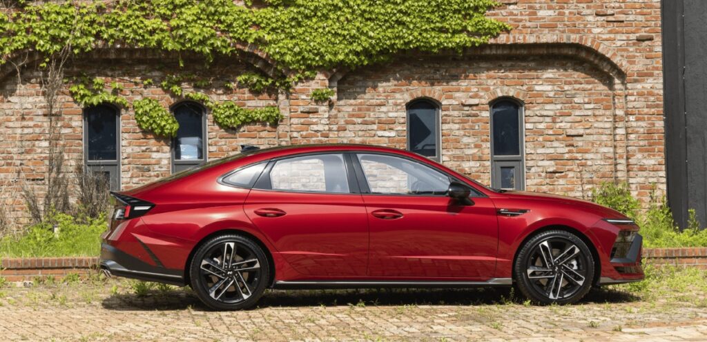 이대로 사라지나 했더니... "아직 안 죽었네" 다시 부활한 '국민 車' 4 쏘나타