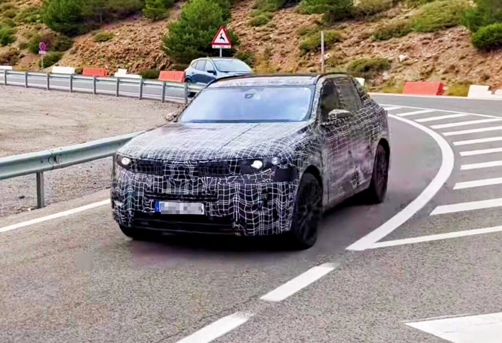 "벤츠도 이 분야에선 한 수 접는다".. SUV 강자 BMW X5 어떻게 달라지나 4 2027 BMW X5 스파이샷 포착