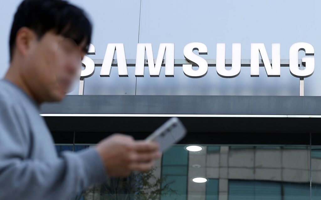 1위마저 뺏겼다... "이대로 괜찮은 건가?" '술렁'이는 삼성전자 3 삼성전자