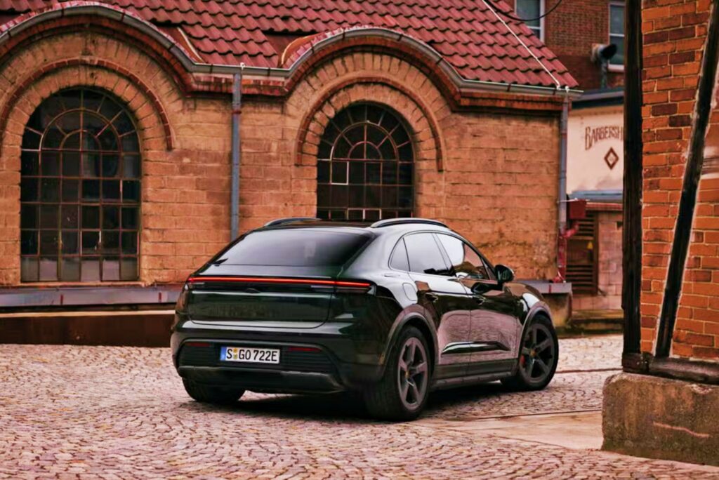 이렇게 바뀌면 살 사람 있나 했는데 "결국 출시한 전기차" 3 포르쉐 마칸 EV 배터리