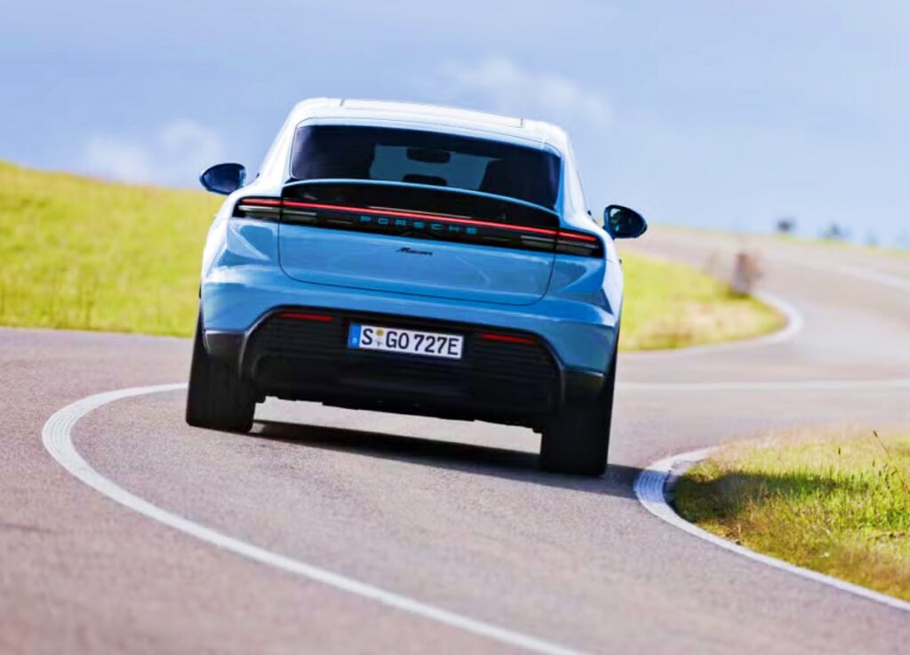 이렇게 바뀌면 살 사람 있나 했는데 "결국 출시한 전기차" 4 포르쉐 마칸 EV 주행거리