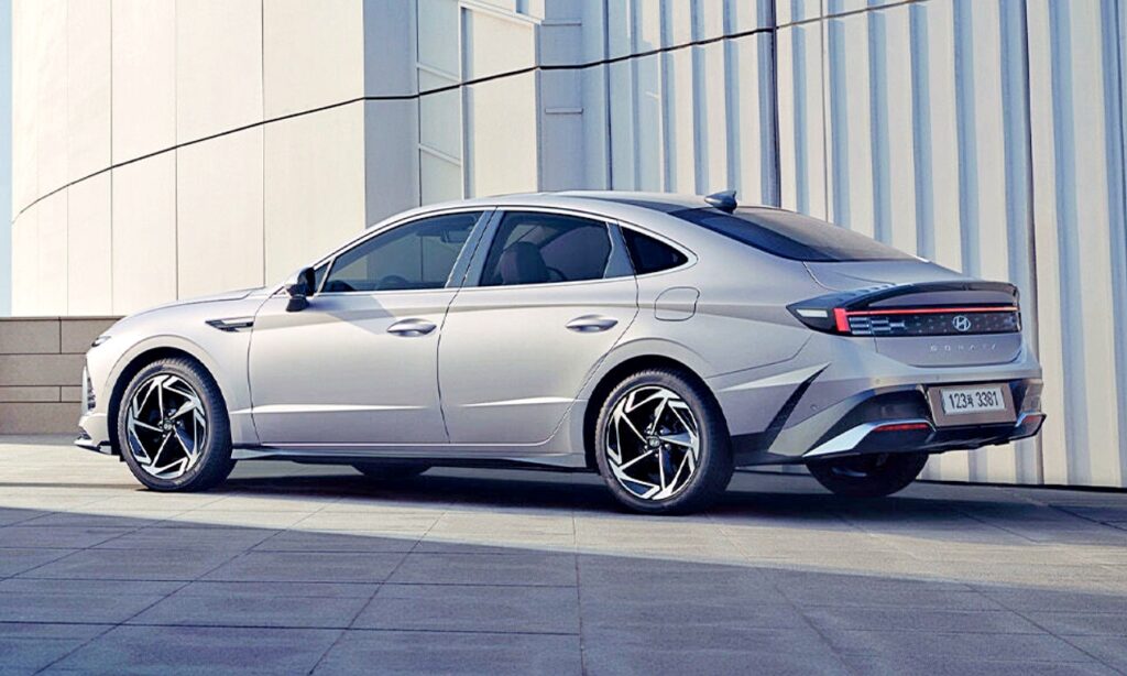 '단종이라던 車' 확 바뀌더니 "화려하게 부활했다".. 판매량 57% 증가 4 현대차 쏘나타 디자인