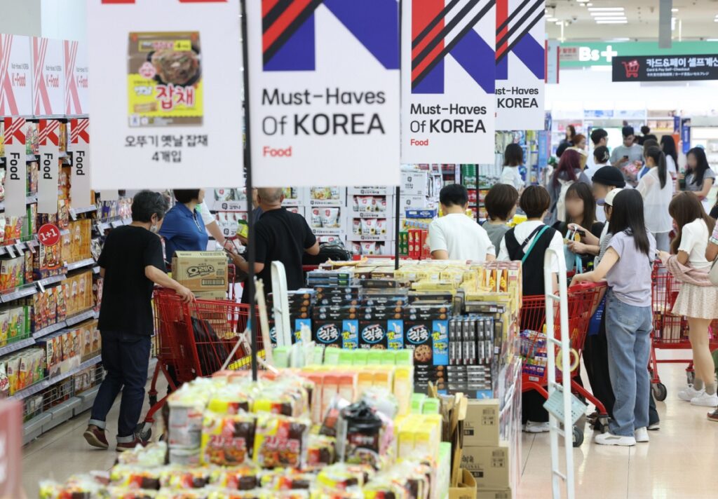 "여기서도 동났다고?" 현지에서 줄 서서 사는 ‘한국 식품’ 대체 뭐길래 2 현지