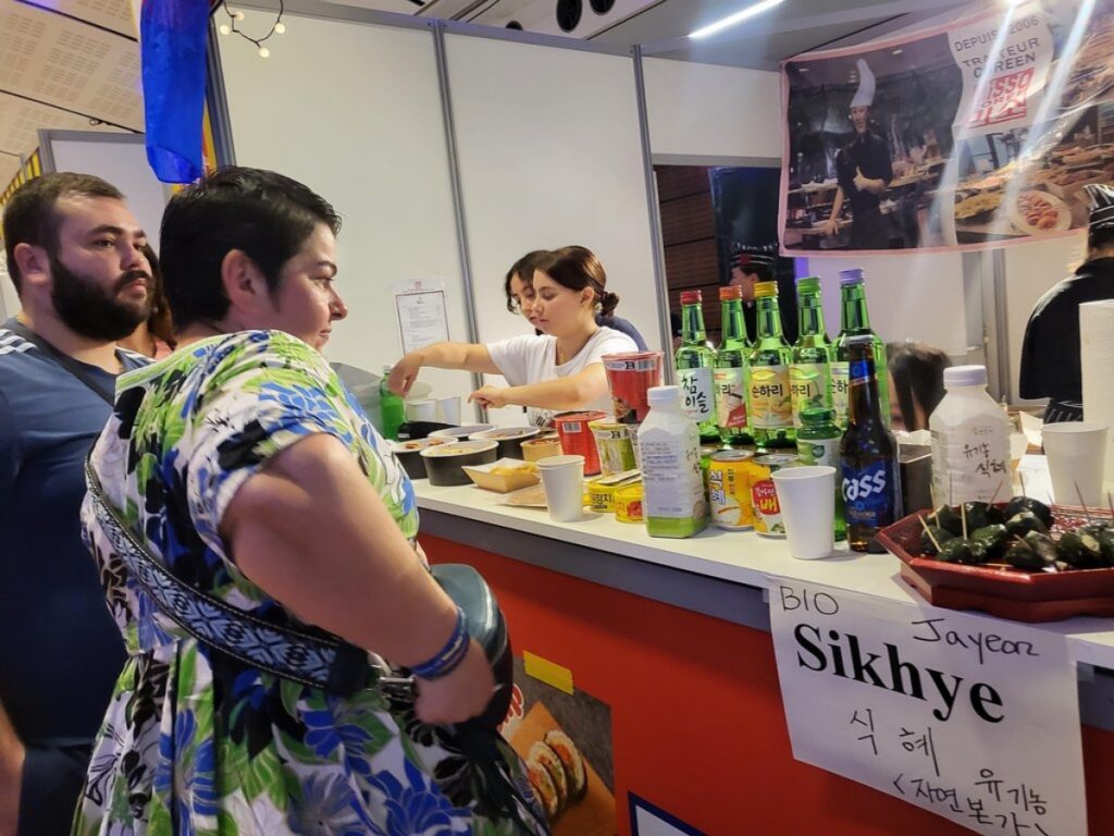 "여기서도 동났다고?" 현지에서 줄 서서 사는 ‘한국 식품’ 대체 뭐길래 3 현지