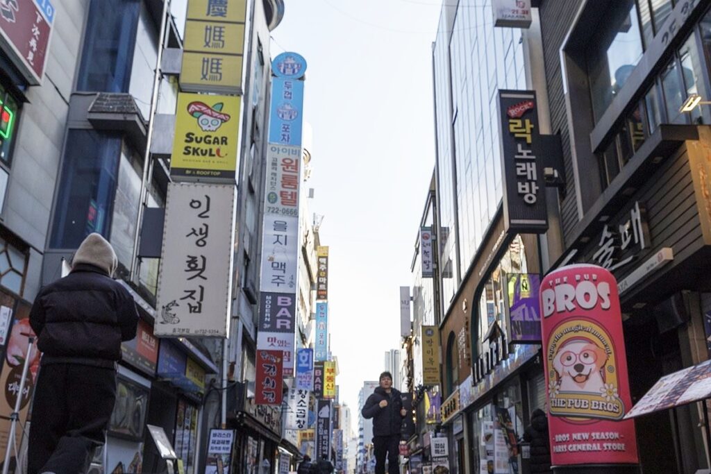 버티고 버텼는데 "14년 만에 무너지기 시작 ”…대한민국 곳곳서 ‘이상신호’, 무슨 일? 4 대한민국 경제 경고음