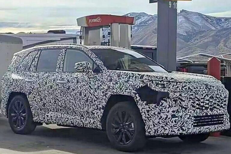 2026 토요타 RAV4 스파이샷 포착