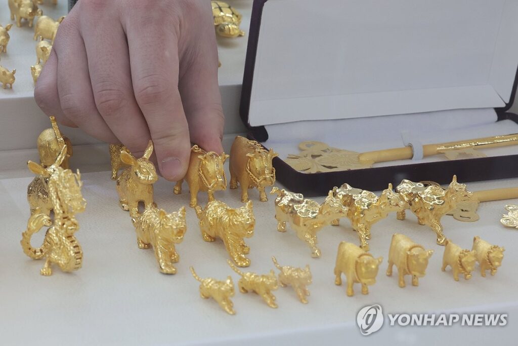 작년에 30% 뛰었는데 "올해는 더 오른다고?" 고공행진 예고에 '북적' 3 금값