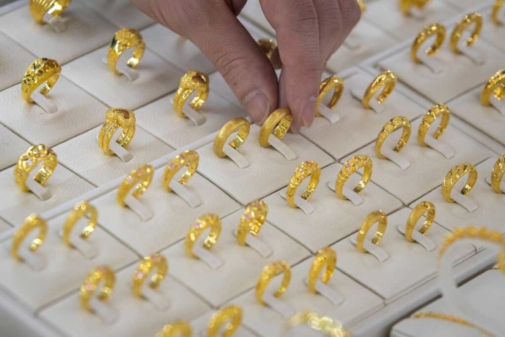 작년에 30% 뛰었는데 "올해는 더 오른다고?" 고공행진 예고에 '북적' 4 금값