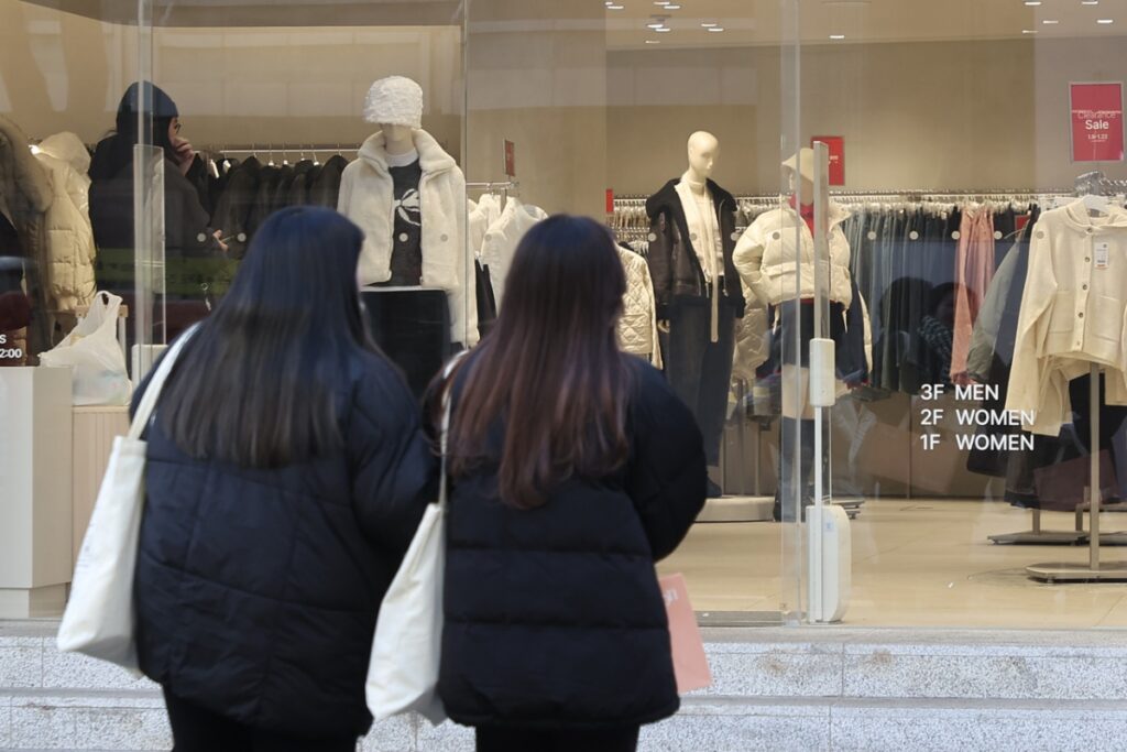 “올해만큼 안 팔린 적 없다”…대기업까지 뒤흔든 ‘변수’의 정체 2 패션