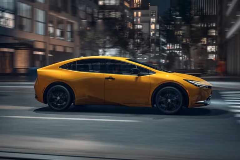 2025 토요타 프리우스 나이트쉐이드 공개