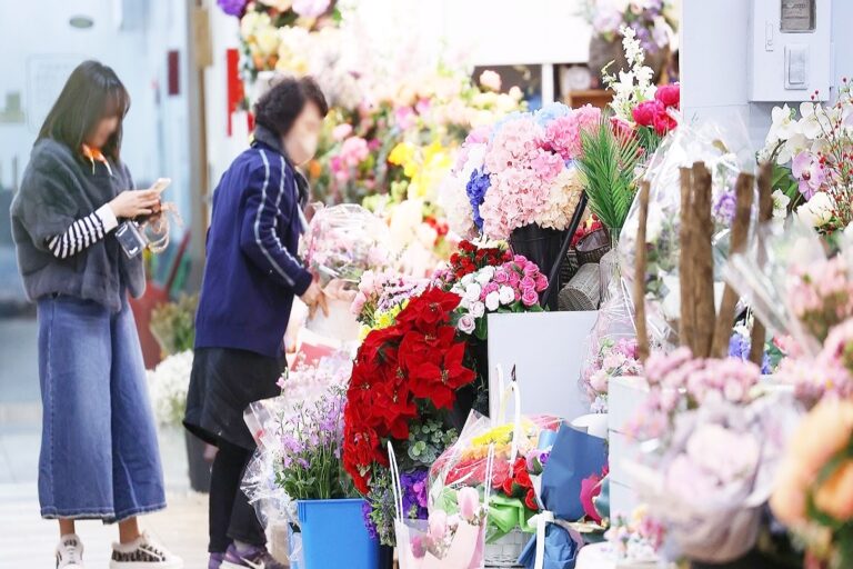 졸업 시즌 꽃가격 급등