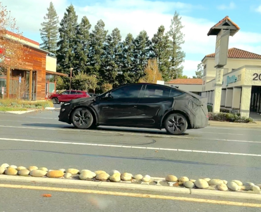 전략적 변화 택한 테슬라 "생각보다 훨씬 강력하다"...새 모델에 '관심' 6 테슬라 모델 Y 주니퍼 6인승 중국 생산