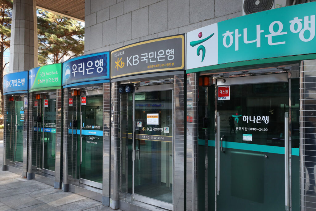 "다 사라지면 우린 어떡하라고"…갈곳 잃은 중장년층 '눈물만' 3 은행