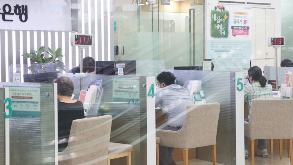 "다 사라지면 우린 어떡하라고"…갈곳 잃은 중장년층 '눈물만' 2 은행