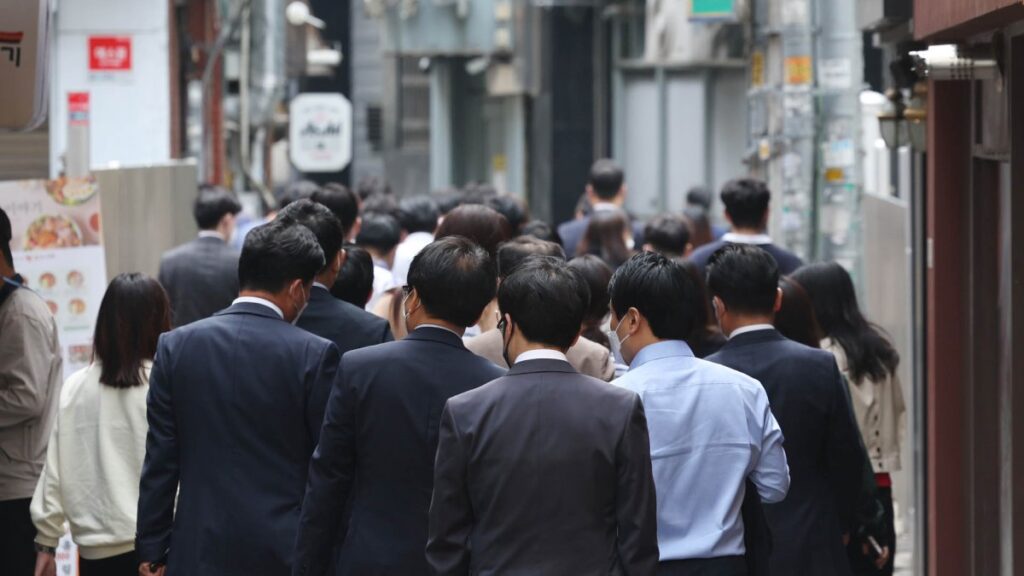 "버티기 힘들어요"... 갈 곳 없는 40대, 이렇게 많다니 3 40대
