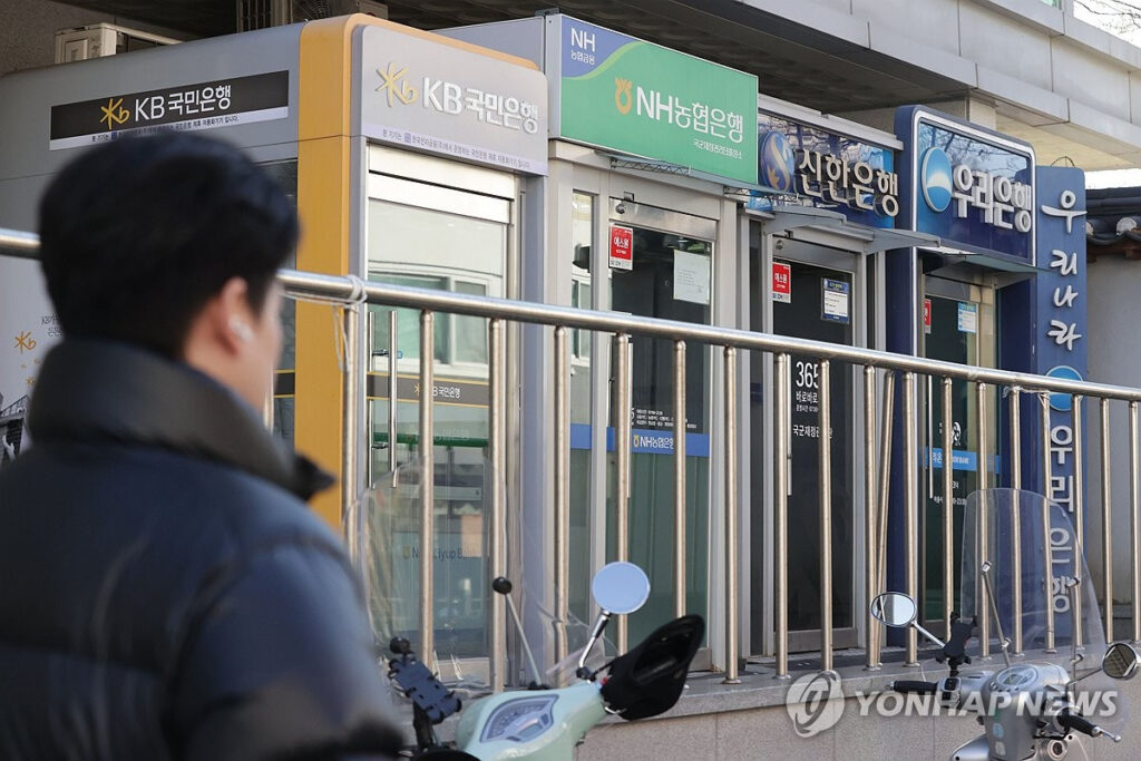 먹고 살기 힘든데 "순이익이 5조 원?"... '역대급 실적'에 말 나오는 이유 5 금융지주