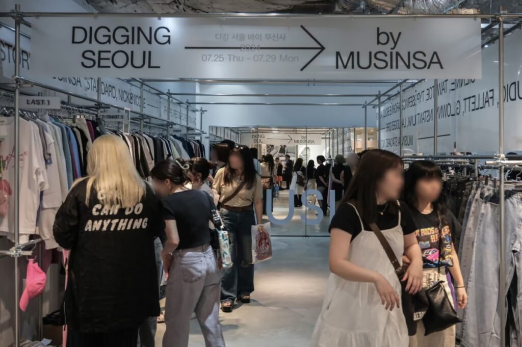 "한국산 주세요"...이제는 필수코스, 외국인 관광객 '이곳'으로 몰렸다 2 패션