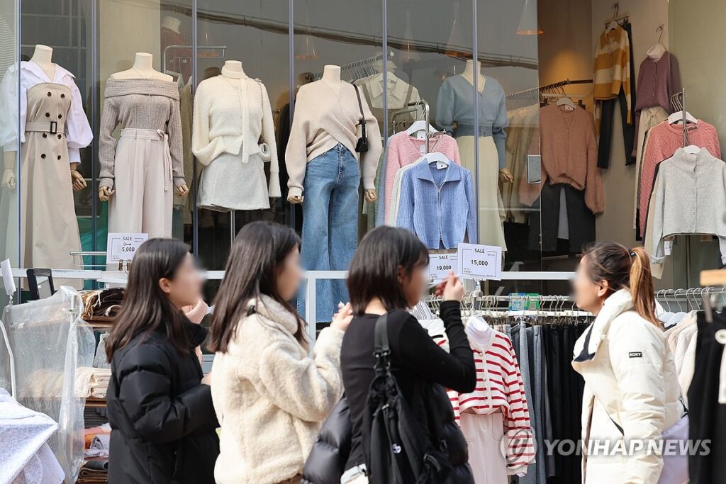 "한국산 주세요"...이제는 필수코스, 외국인 관광객 '이곳'으로 몰렸다 5 패션