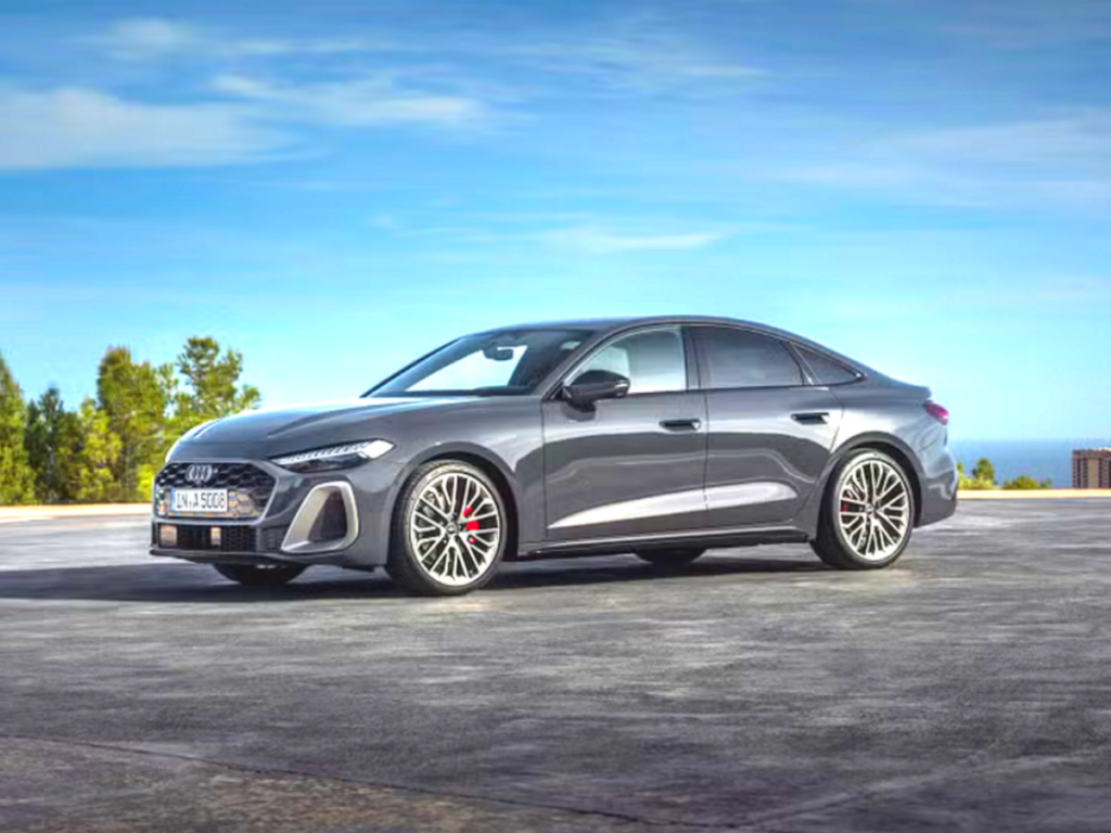 벤츠·BMW에 밀려 힘 못 썼는데 "이번엔 다르다"... 더 커져서 돌아온 중형 세단 1 아우디 신형 A5 국내 출시