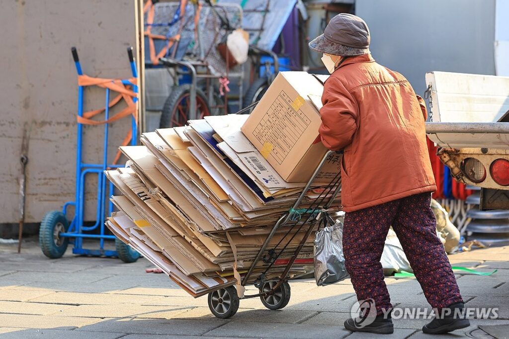 “아버지, 쉬세요”란 말도 못 한다…노인 10명 중 4명 말 못 할 현실에 '이럴 수가' 3 노인