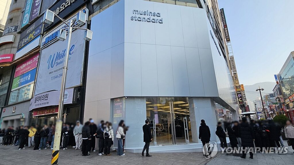 "23년 만에 '1조' 찍었다"... 전 세계에 'K-패션의 힘' 보여준 '이 회사' 5 무신사