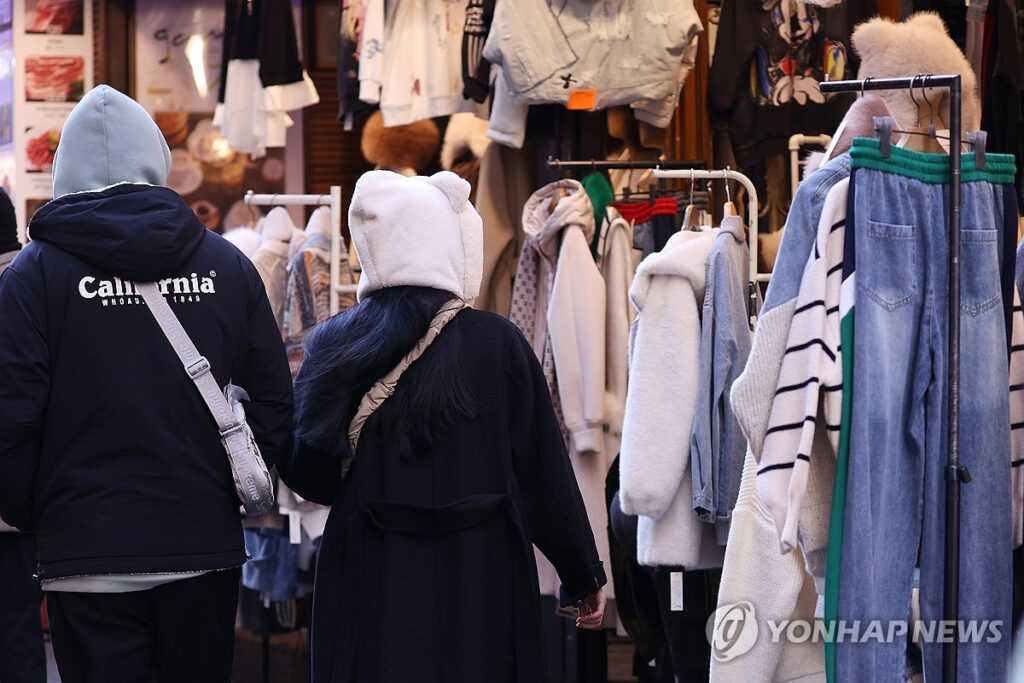 "밥도 안 먹고 옷도 안 사요"...'꽉' 닫힌 서민들 지갑에 암울한 전망까지 4 소비