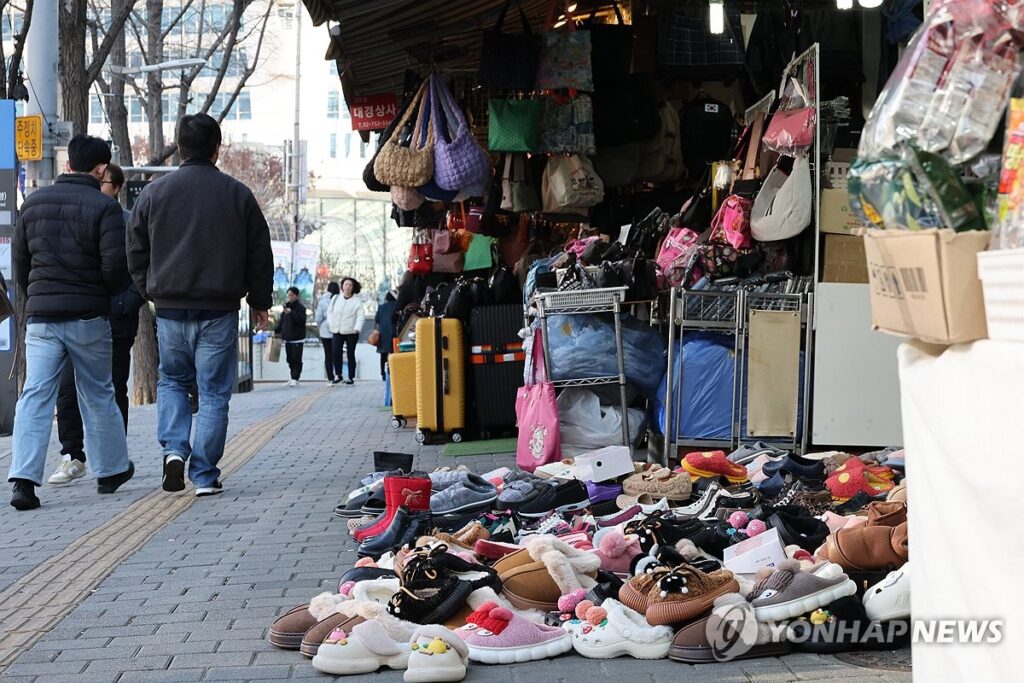"밥도 안 먹고 옷도 안 사요"...'꽉' 닫힌 서민들 지갑에 암울한 전망까지 3 소비
