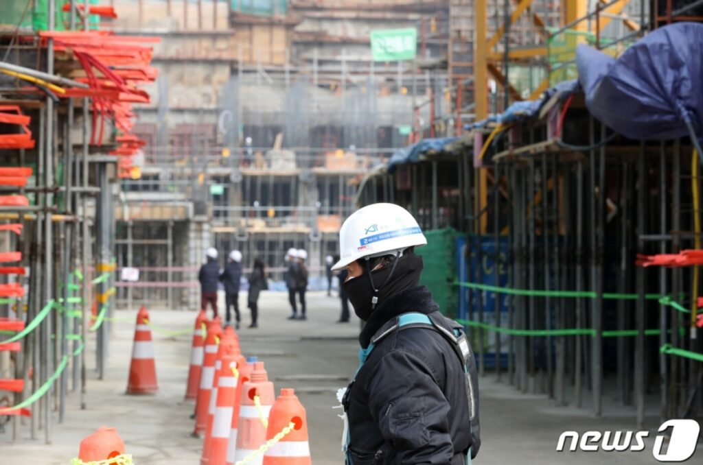 열심히 일했는데 "240억 넘게 못 받았다"... 심각한 상황에 아빠들 '눈물' 4 건설
