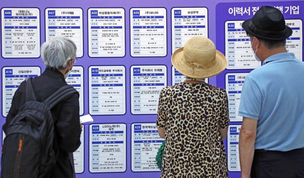 더 오래 일하는 5060 늘어나자… 대학 나와도 "일 할 곳이 없어요" 호소, 무슨 일 3 정년