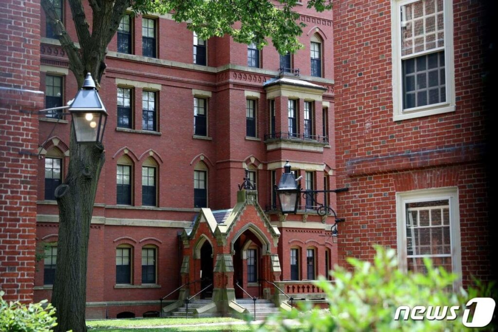 세계적인 명문대에 "날벼락 떨어졌다"... 美 돈줄 끊은 '진짜 이유' 3 하버드